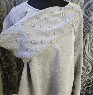 Elegant Gray Crew Neck Sweater with Textured Sleeves 100% Cotton